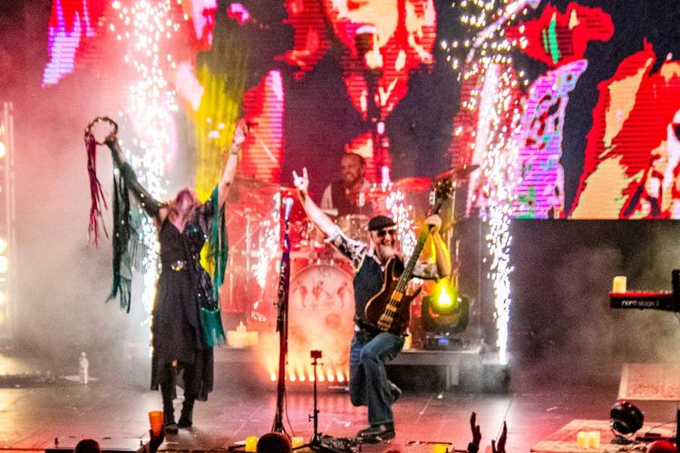 Tribute band Starshine delivers a full-on concert experience in Sunshine Coast Queensland.