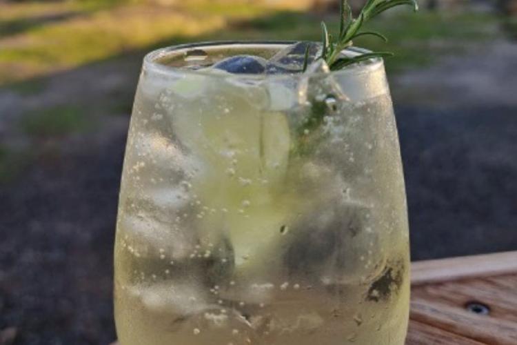 Elderflower gin spritz